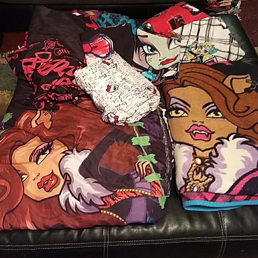 Monster high bedding. 2 sets